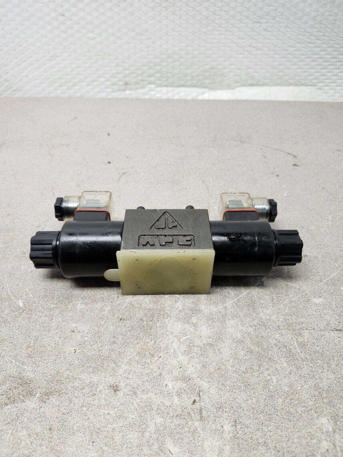 NEW IN BOX DELTA POWER  HYDRAULIC 4-WAY SOLENOID VALVE 20380