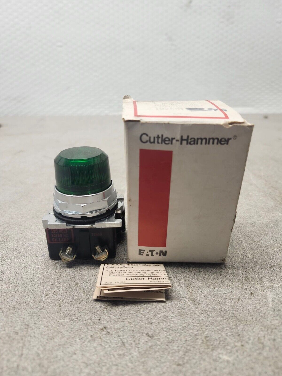 NEW IN BOX CUTLER-HAMMER  120 V - 50/60 HZ - INDICATING LIGHT 10250T34G