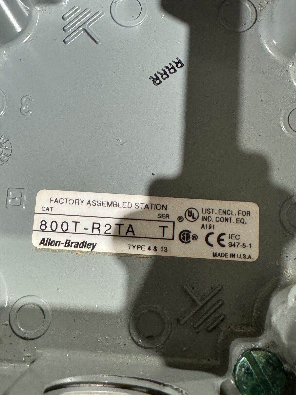 NEW ALLEN-BRADLEY SELECTOR SWITCH 800T-H2 IN ENCLOSURE 800T-R2TA