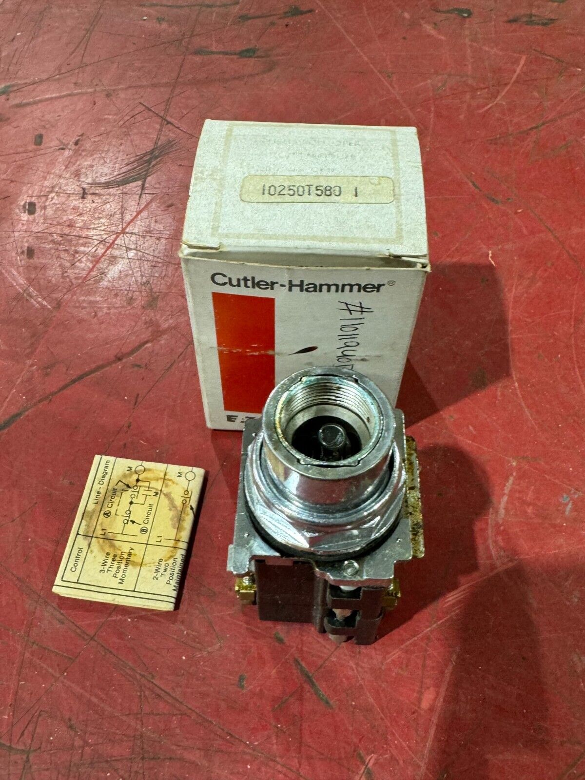 NEW IN BOX CUTLER HAMMER PUSH BUTTON MODULE 10250T580