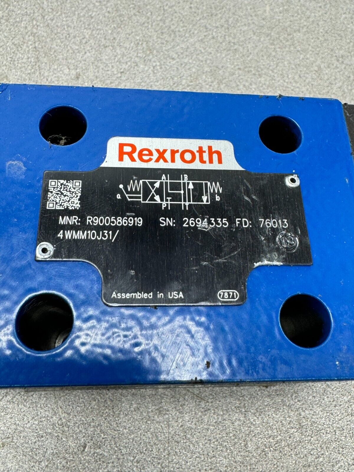 NEW REXROTH R900586919 HYDRAULIC DIRECTIONAL VALVE 4WMM10J31