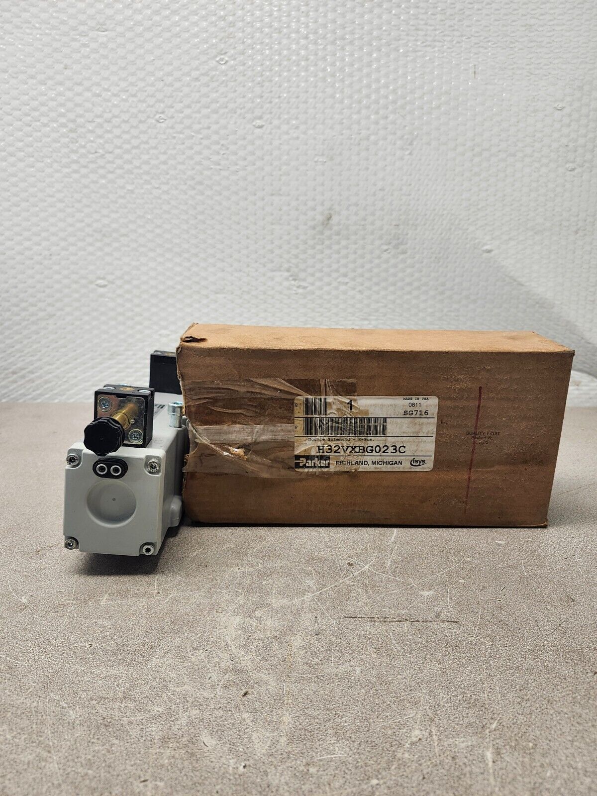 NEW IN BOX PARKER SOLENOID VALVE H32VXBG023C