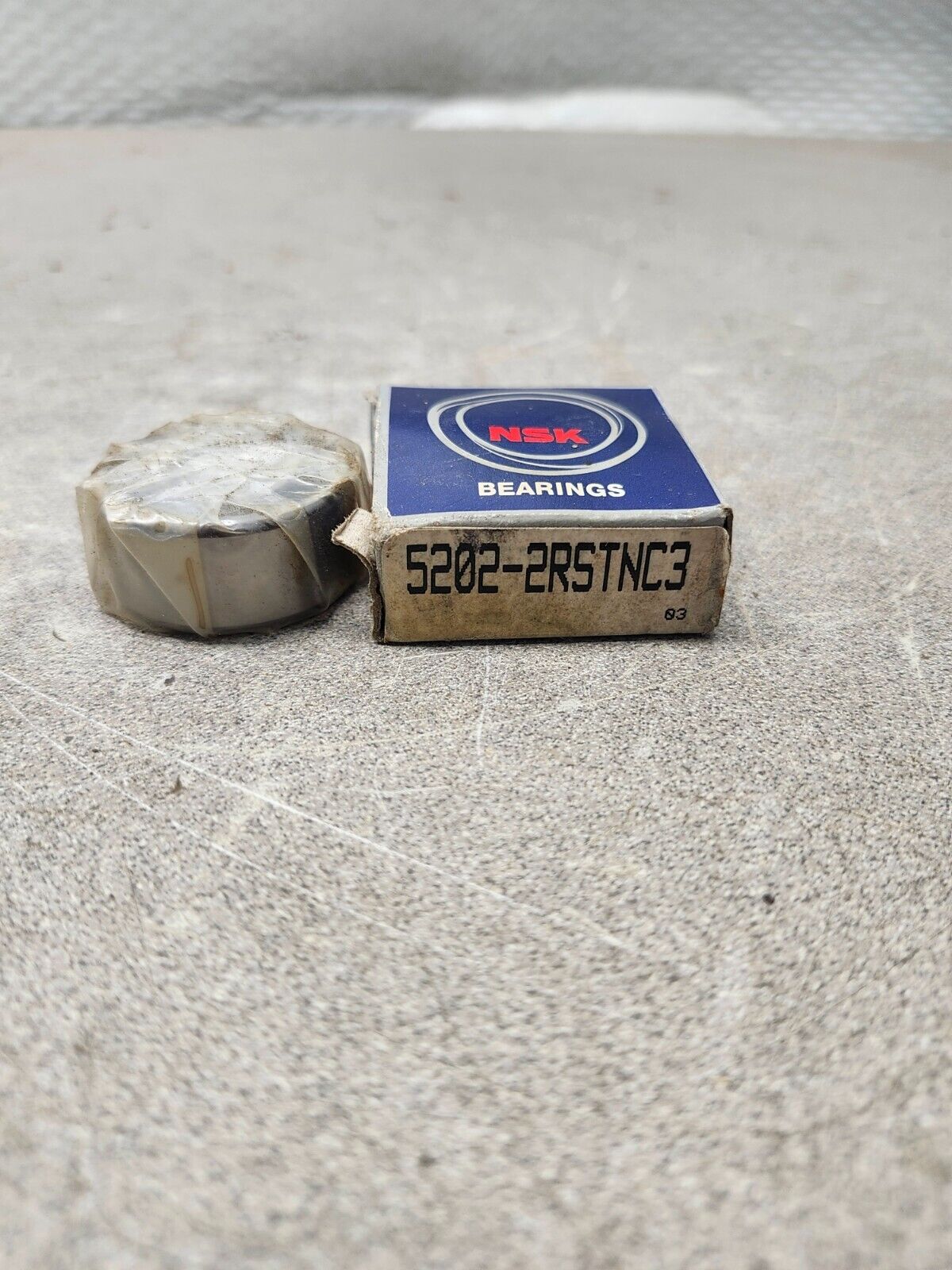 NEW IN BOX NSK BEARING 5202-2RSTNC3