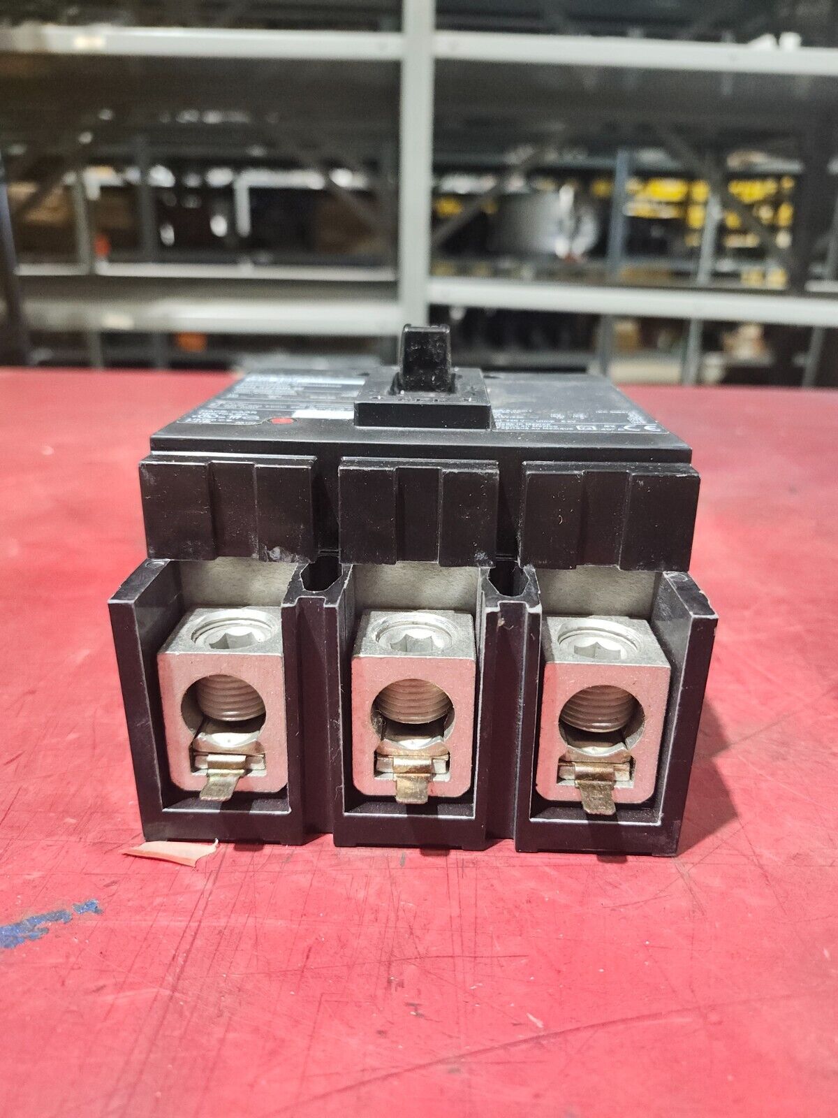 NEW IN BOX SQUARE D CIRCUIT BREAKER 60HZ 240V QGL32100LW