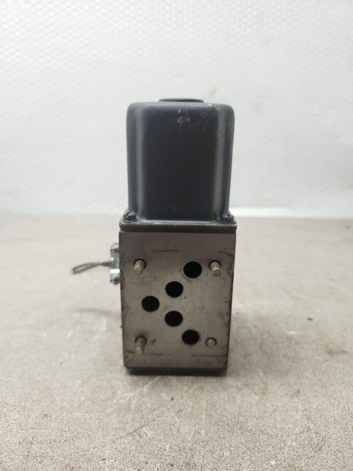 USED ABEX DENNISON SERIES D2D04 SINGLE SOLENOID VALVE 1/4" AD2D04331110101X