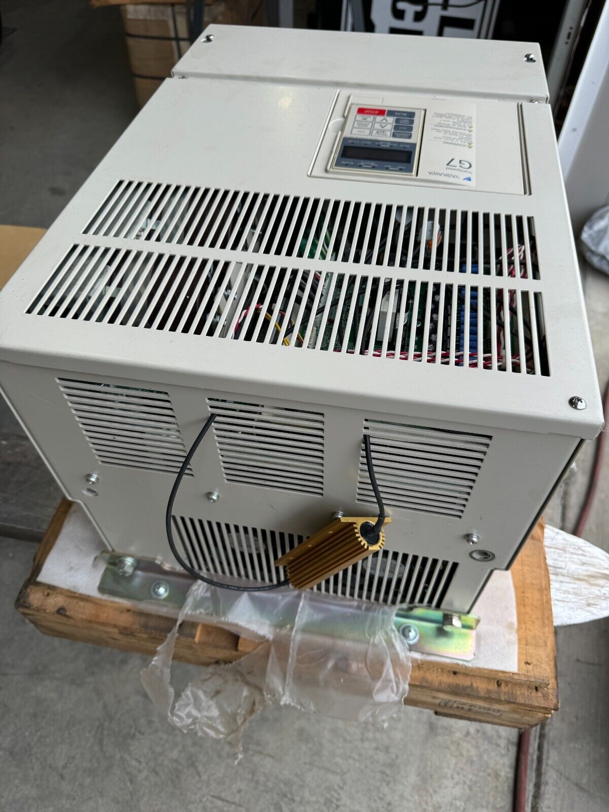 NEW SURPLUS YASKAWA VARISPEED G7 INVERTER DRIVE CIMR-G7U2037