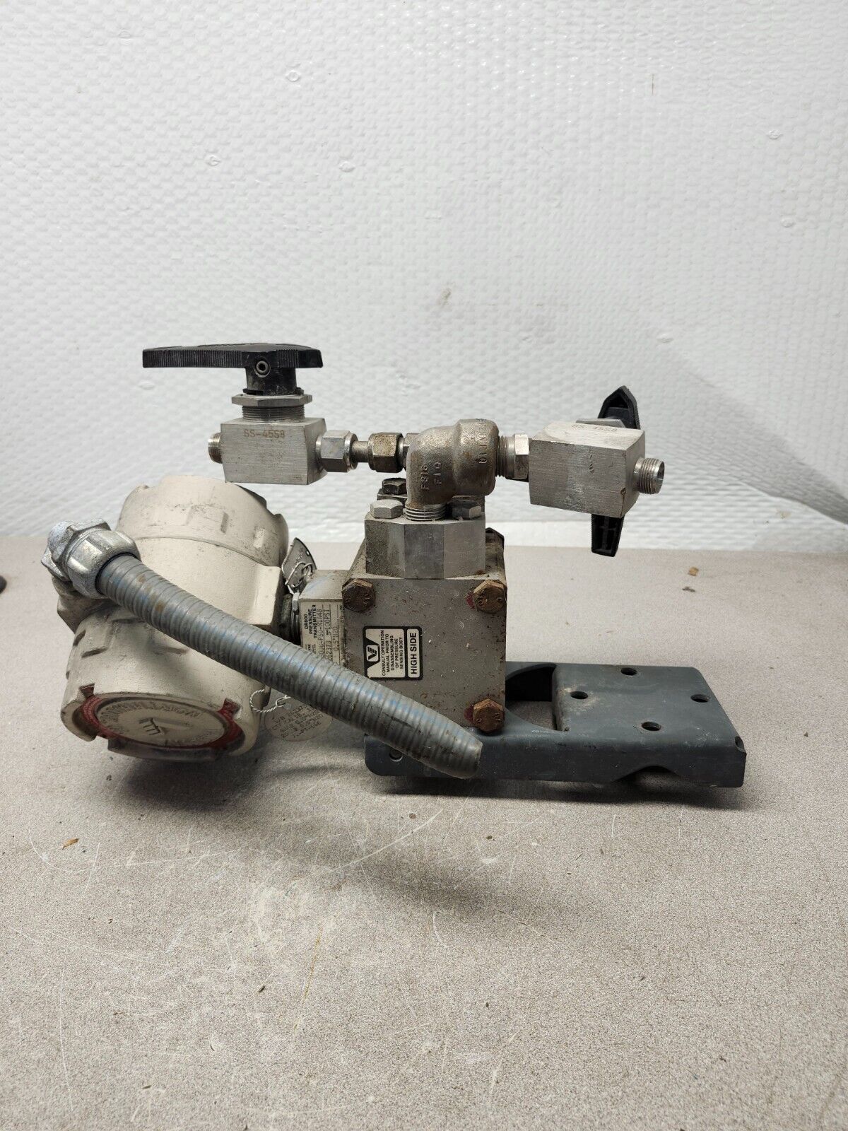 USED VALIDYNE PRESSURE TRANSMITTER DR800D-P50-N1A4B W/ 2 Whitey SS-45S8