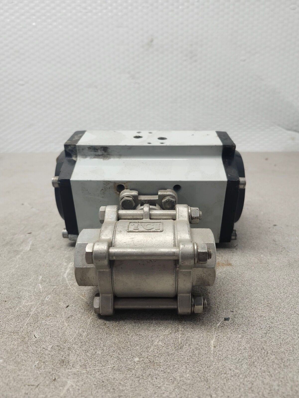 USED UNITORQ PNEUMATIC ACTUATOR M-74DA/DLS WITH TCI 1-316 BALL VALVE