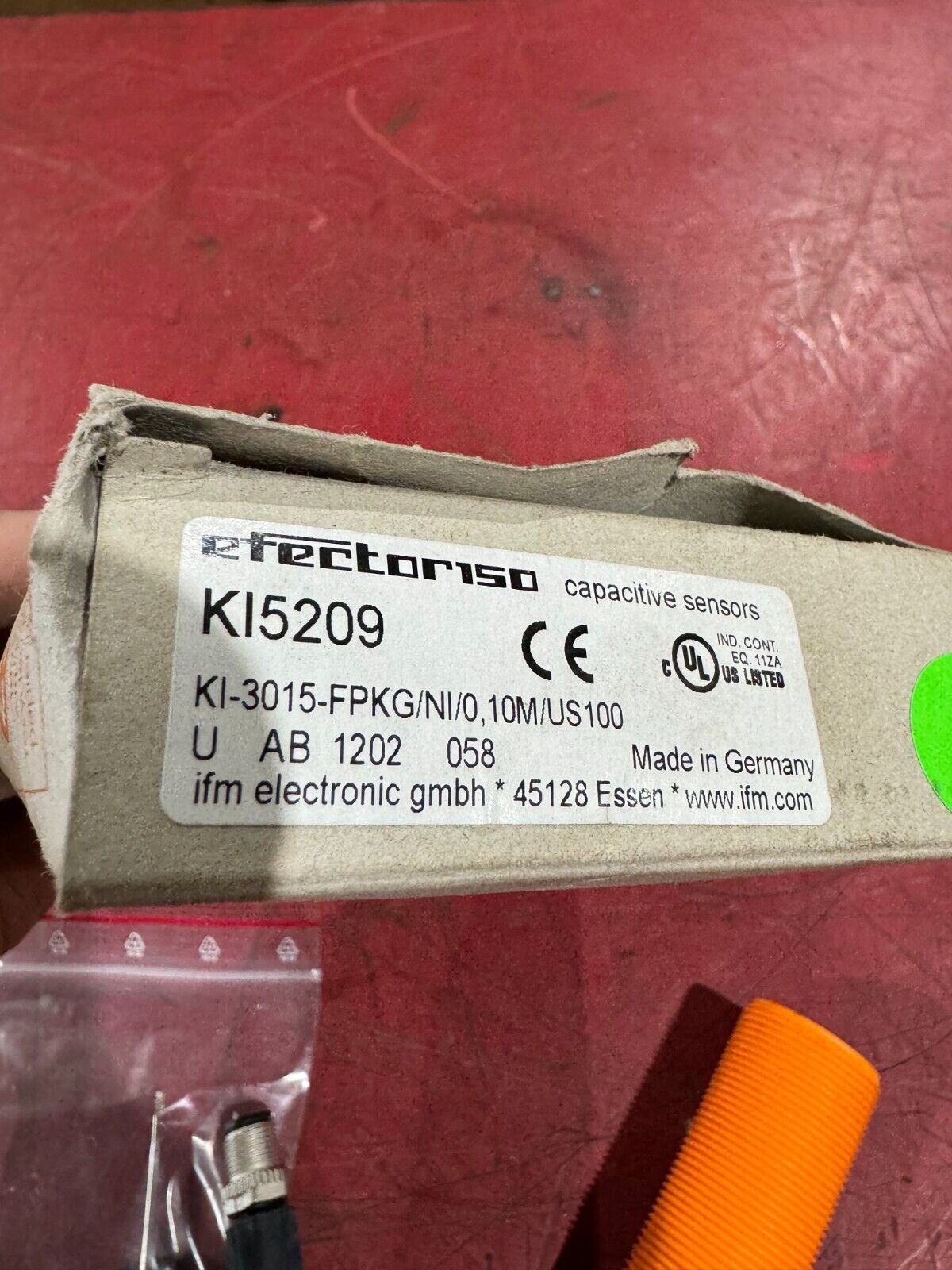 NEW IN BOX EFECTOR CAPACITIVE SENSOR KI-3015-FPKG/NI/0,10M/US100-KI5209