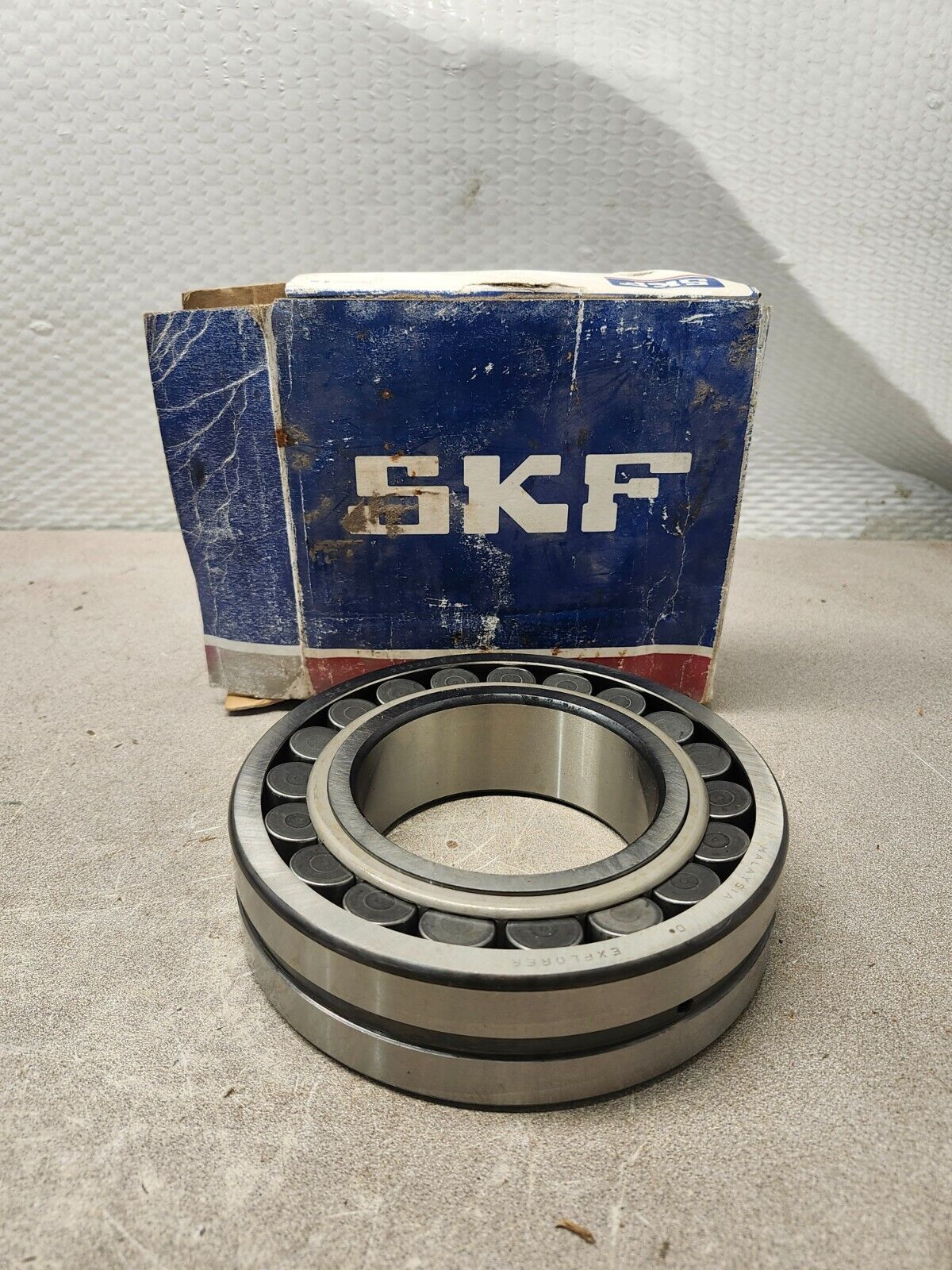 NEW IN BOX SKF Spherical Roller Bearing 22220 E/C3