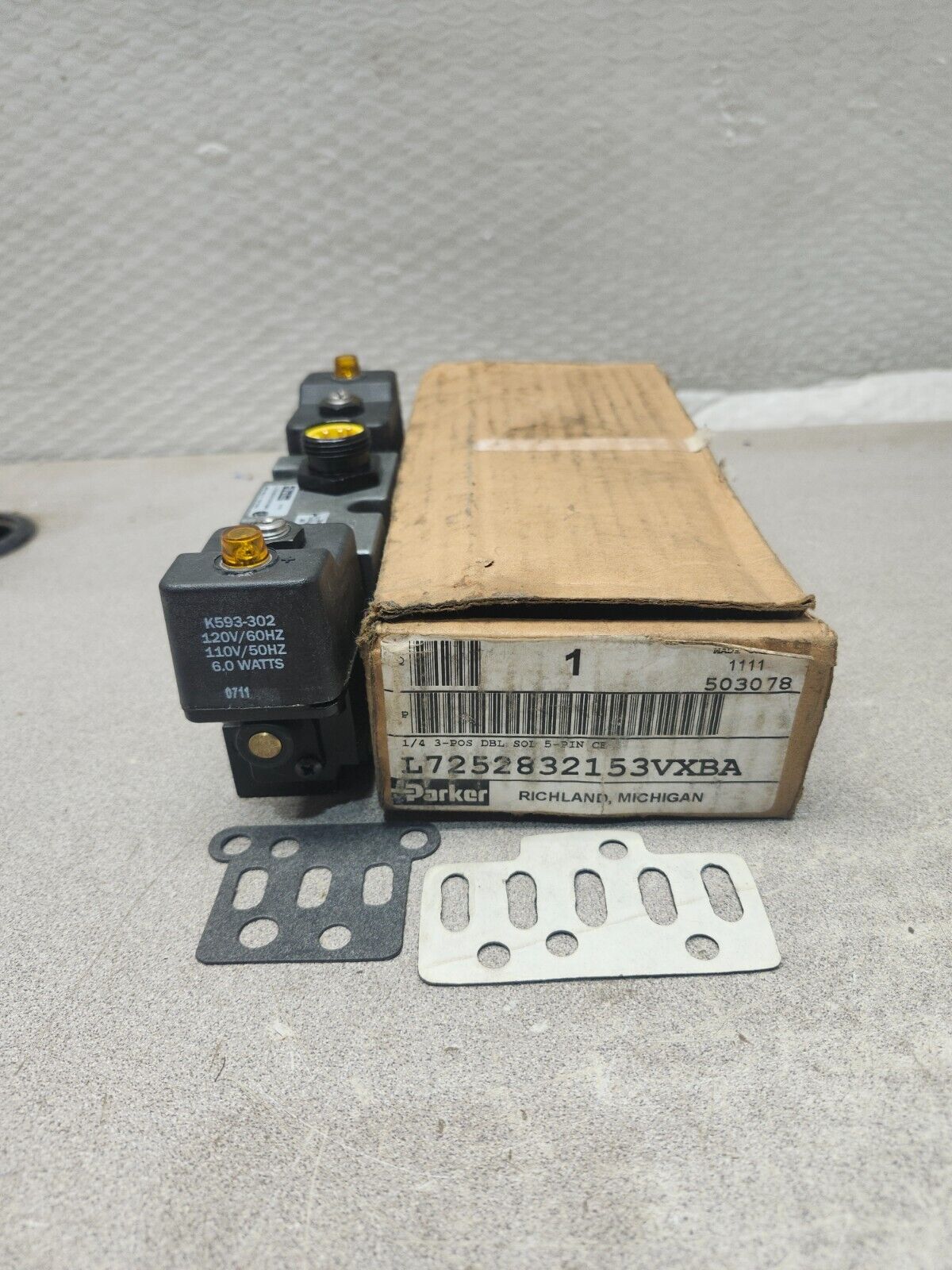 NEW IN BOX PARKER Solenoid Valve L7252832153VXBA