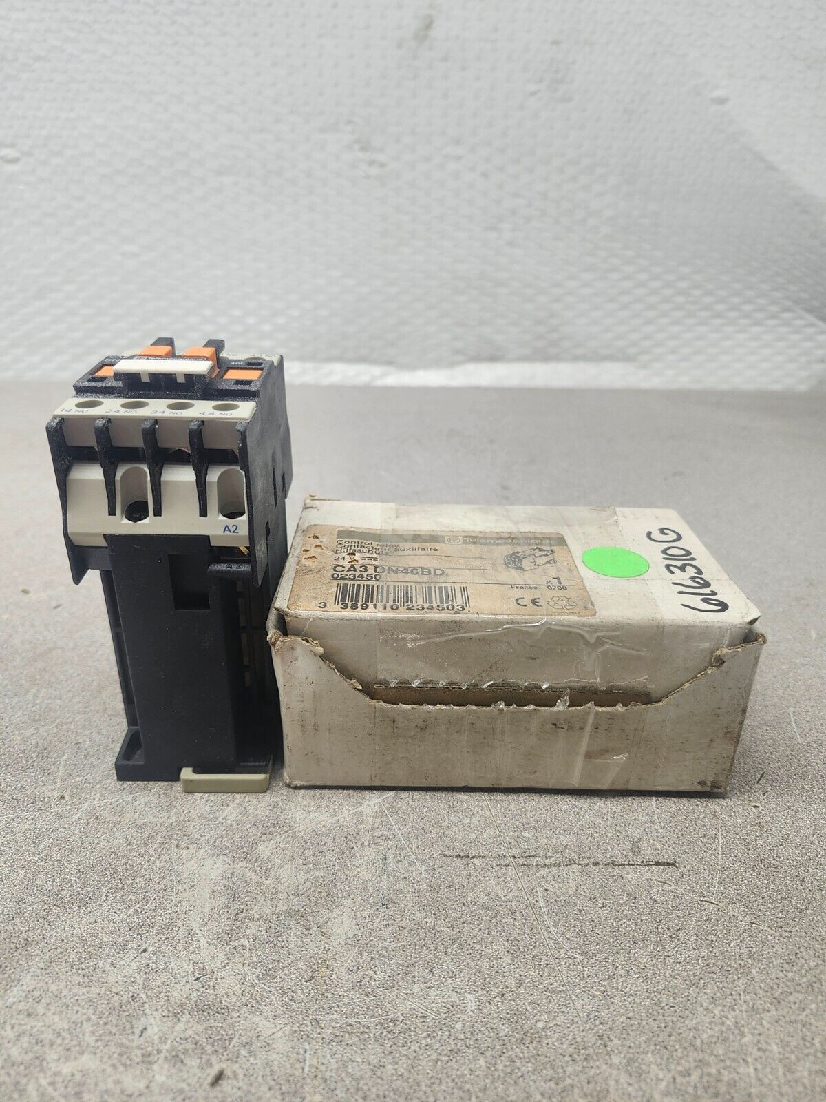 NEW IN BOX TELEMECANIQUE CONTROL RELAY CA3DN40BD