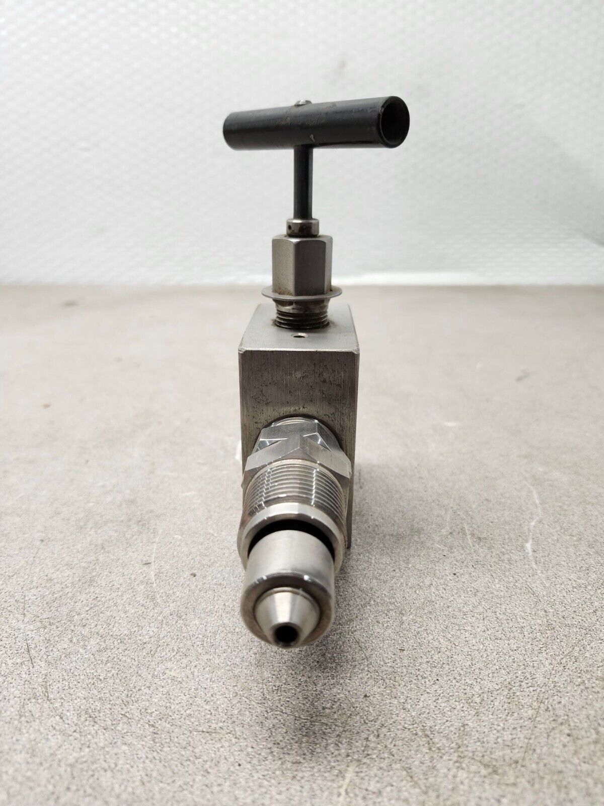 USED HIP TWO WAY ANGLE SOUR OIL & GAS VALVE, 20,000 PSI,HF9 1/8 ORF 30-12HF9-SGS