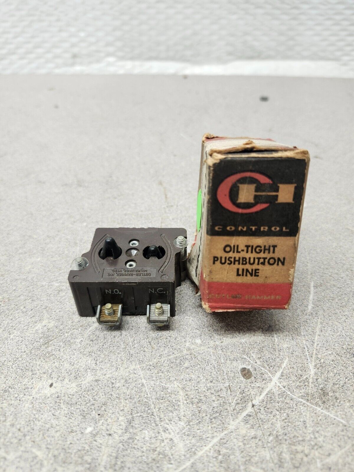 NEW IN BOX CUTLER HAMMER OPERATING CAP OIL-TIGHT PUSH BUTTON LINE 10250TKB