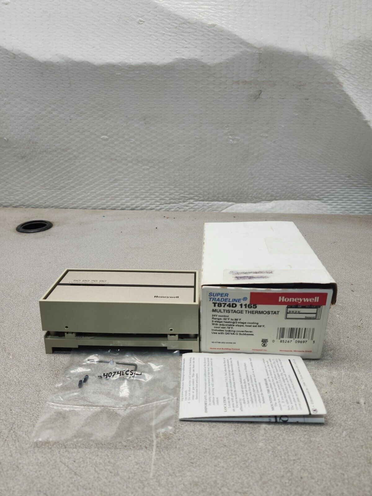 NEW IN BOX LOT OF 2 HONEYWELL MULTISTAGE THERMOSTAT T874D 1165