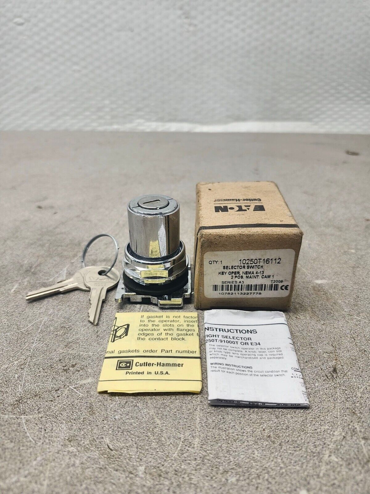 NEW WITH BOX CUTLER HAMMER SELECTOR SWITCH W/KEYS 10250T16112