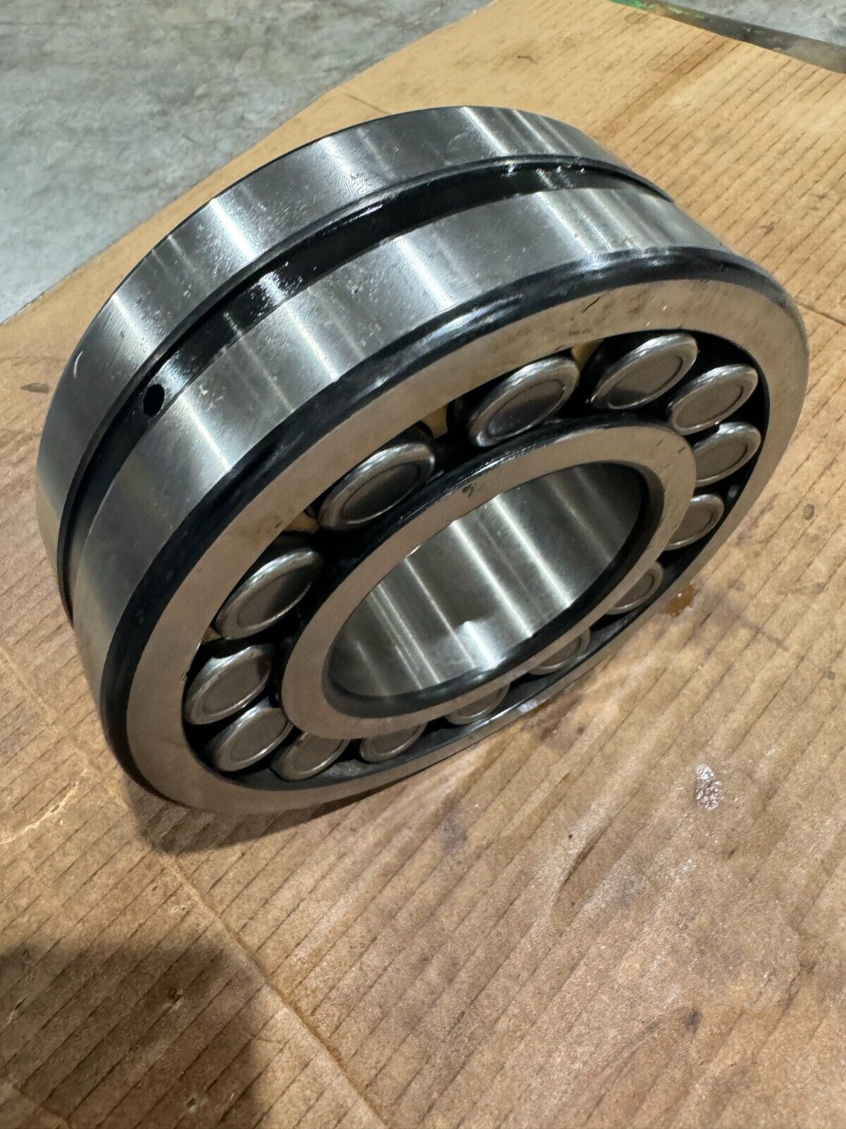 NEW NO BOX KOYO SPHERICAL ROLLER BEARING 22318W33 RC3