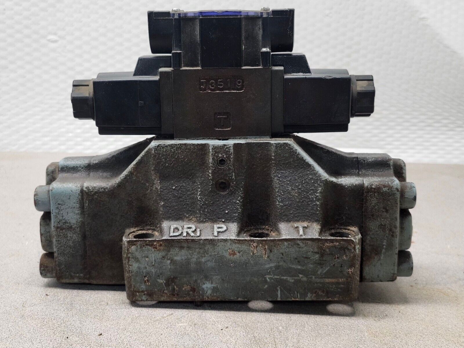 USED NACHI HYDRAULIC DIRECTIONAL CONTROL VALVE DSS-G06-C6-AER-C115-E12