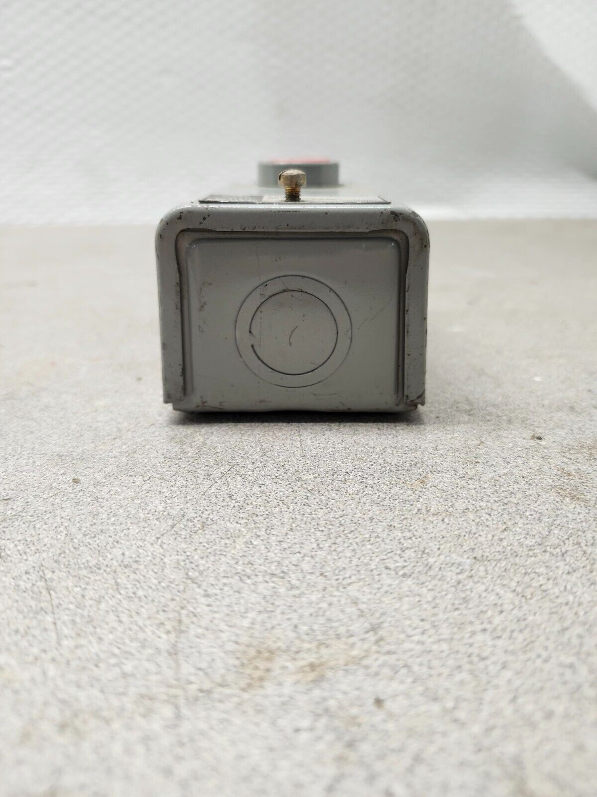 NEW NO BOX GENERAL ELECTRIC PUSHBUTTON STOP STATION CR2943NA101F