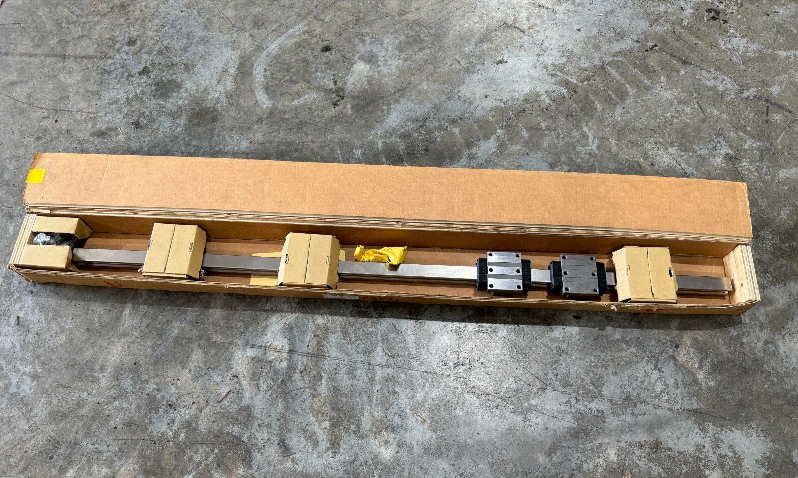 NEW IKO LINEAR RAIL GUIDE WITH BEARINGS LRX 35 C2 R1520