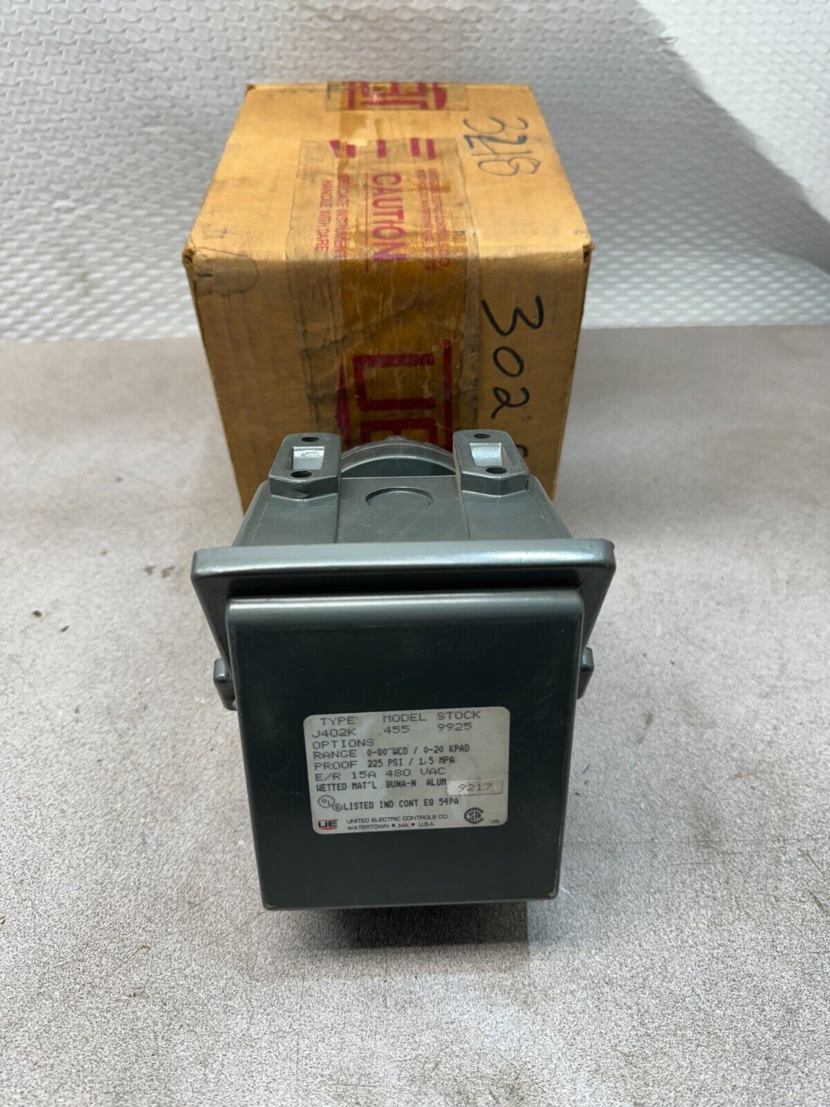 NEW IN BOX UNITED ELECTRIC PRESSURE SWITCH J402K 455 9925