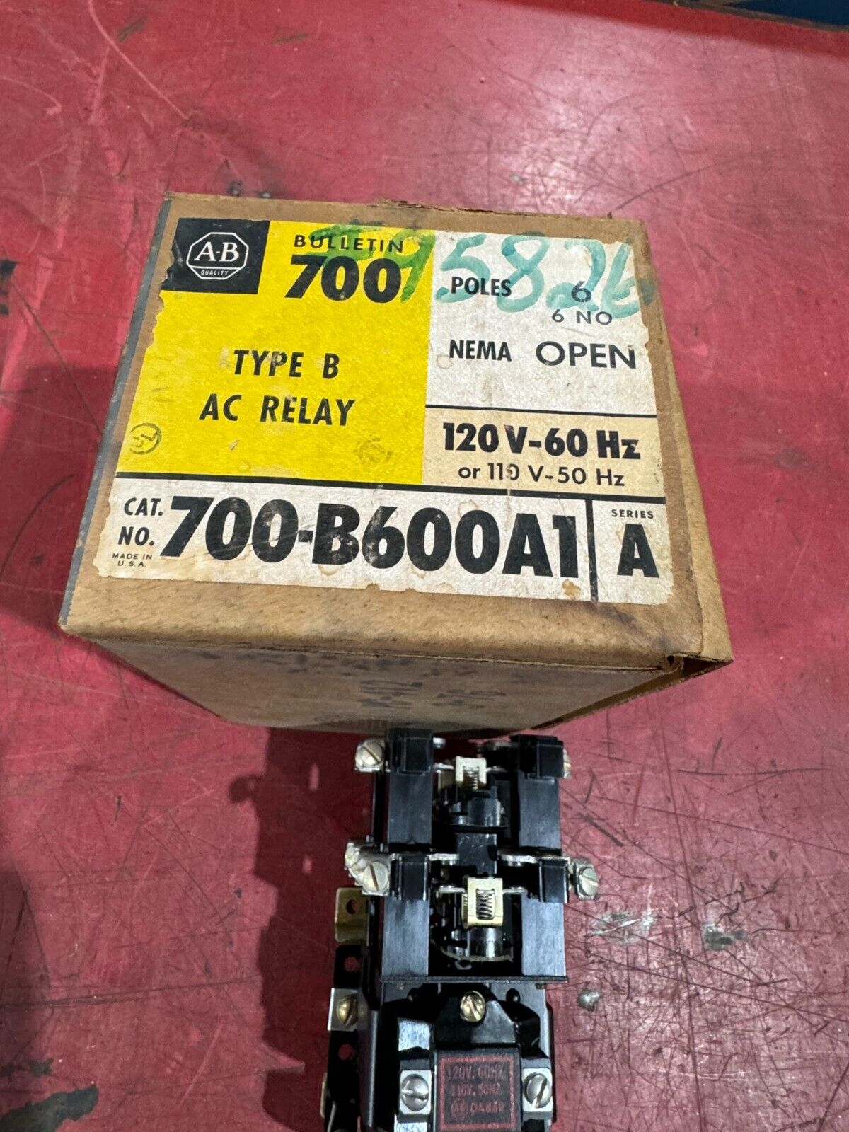 NEW IN BOX ALLEN BRADLEY AC RELAY 700-B600A1