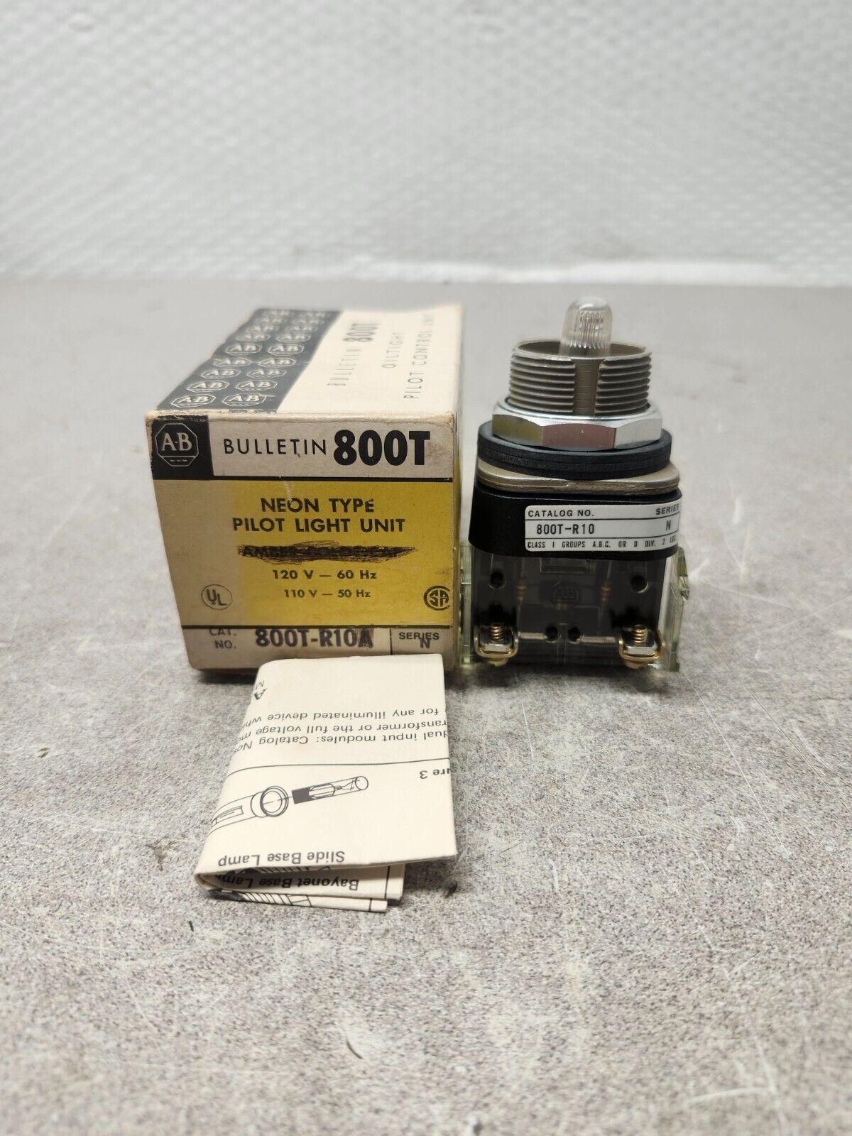 NEW WITH BOX ALLEN BRADLY MISSING CAP AMBER PILOT LIGHT 120V 800T-R10