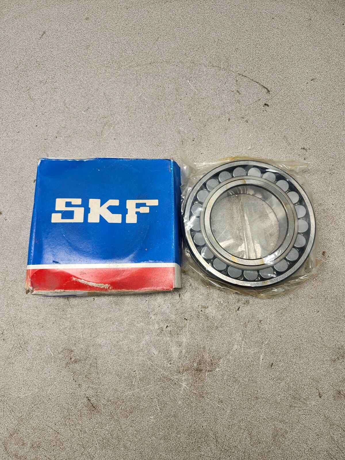 NEW IN BOX SKF BEARING 22216EK/C3