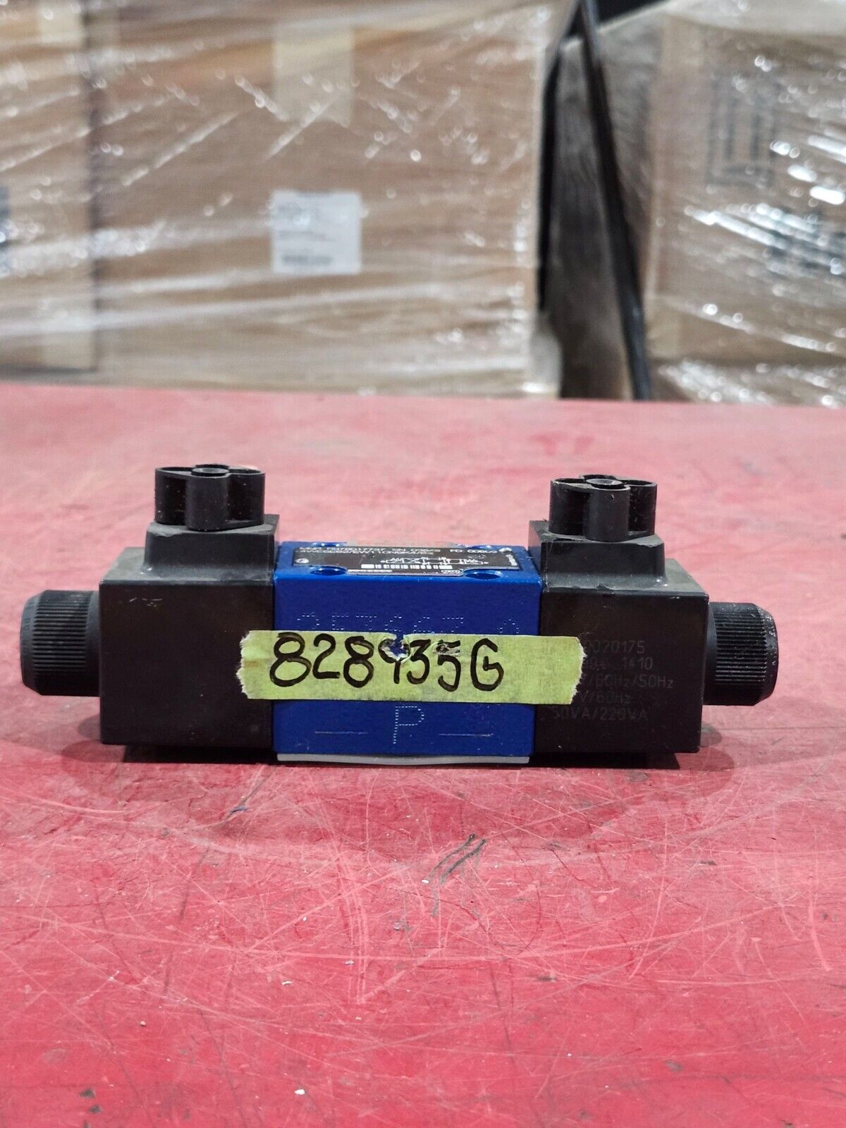 NEW NO BOX REXROTH DIRECTIONAL CONTROL VALVE R978017737