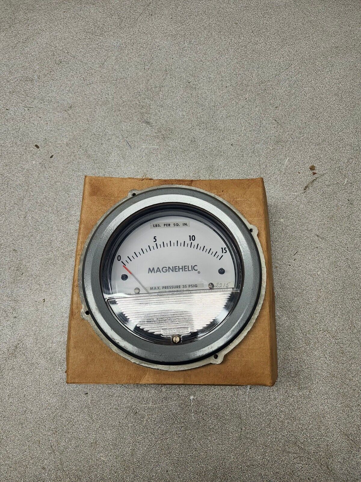 NEW IN BOX Dwyer Magnehelic Pressure Gauge,0 To 15 Psi  2215