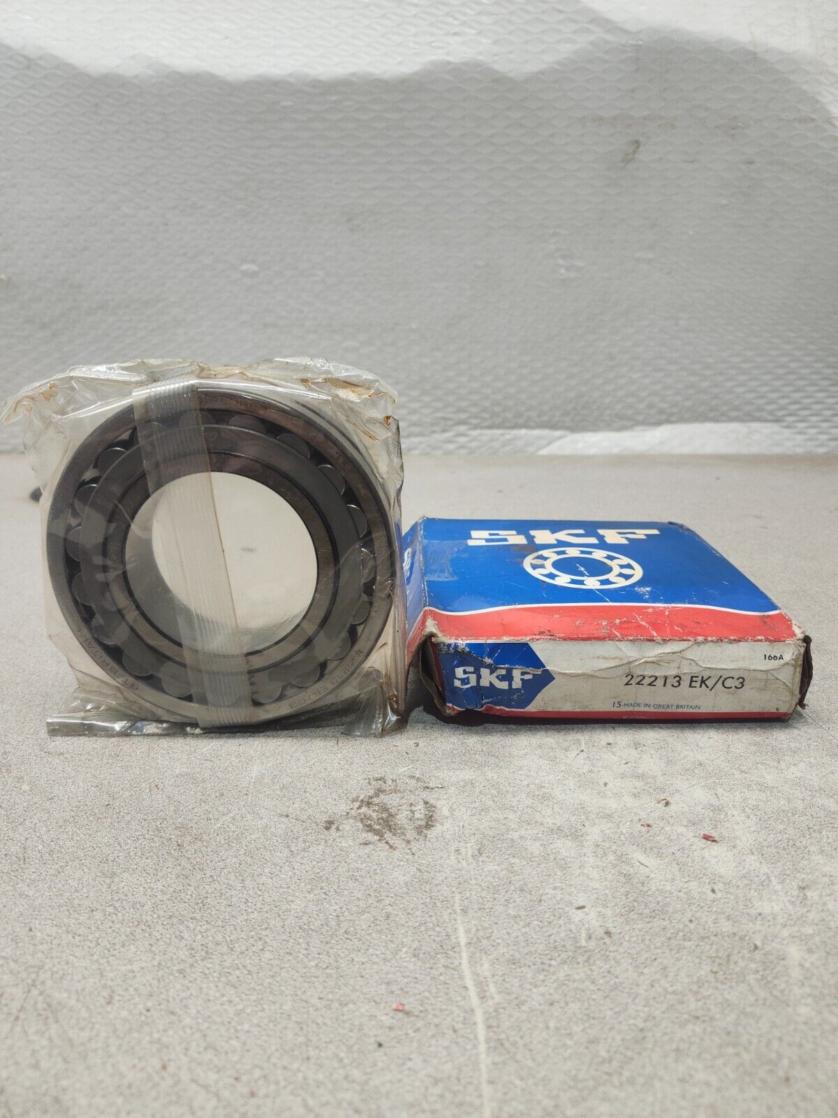 NEW IN BOX SKF Spherical Roller Bearing 22213EK/C3