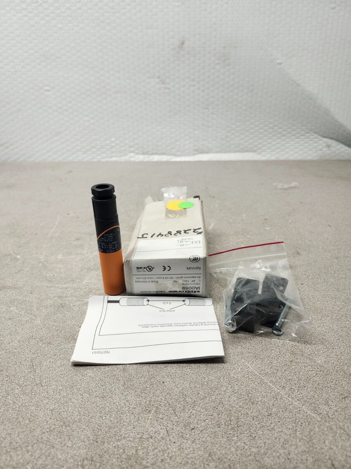 NEW IN BOX Efector Inductive Sensor IA0069