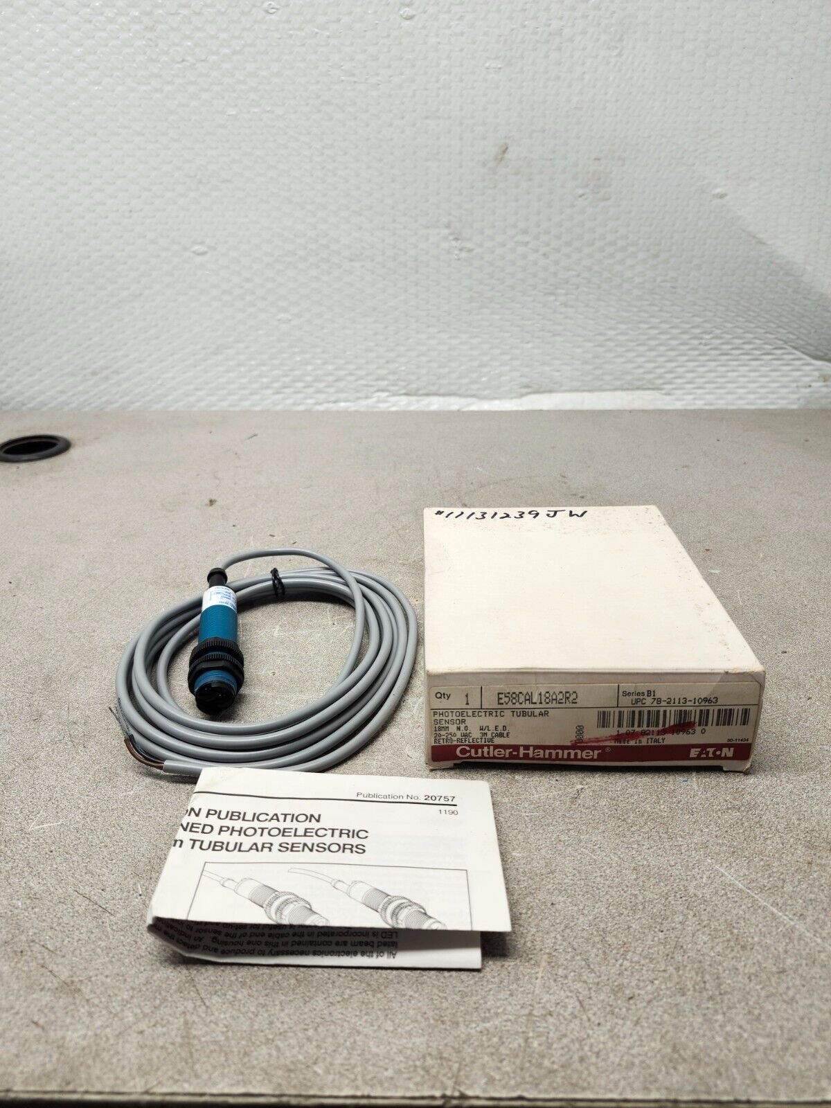 NEW IN BOX CUTLER HAMMER PHOTOELECTRIC SENSOR E58CAL18A2R2