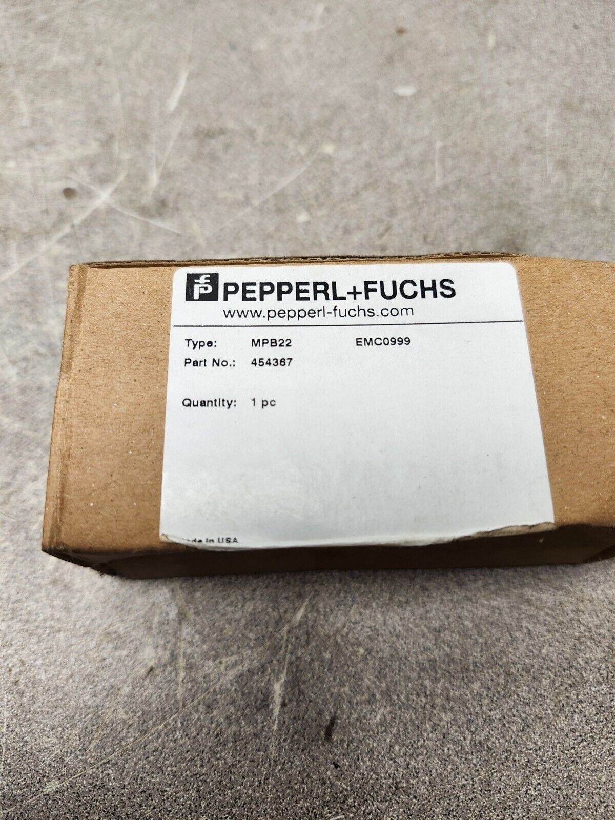 NEW IN BOX PEPPERL + FUCHS PHOTOELECTRIC SENSOR 454367
