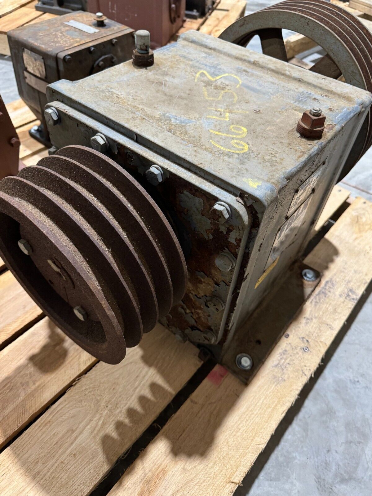 USED FALK ENCLOSED GEAR DRIVE SPEED REDUCER 4.913 RATIO 1060FC2A