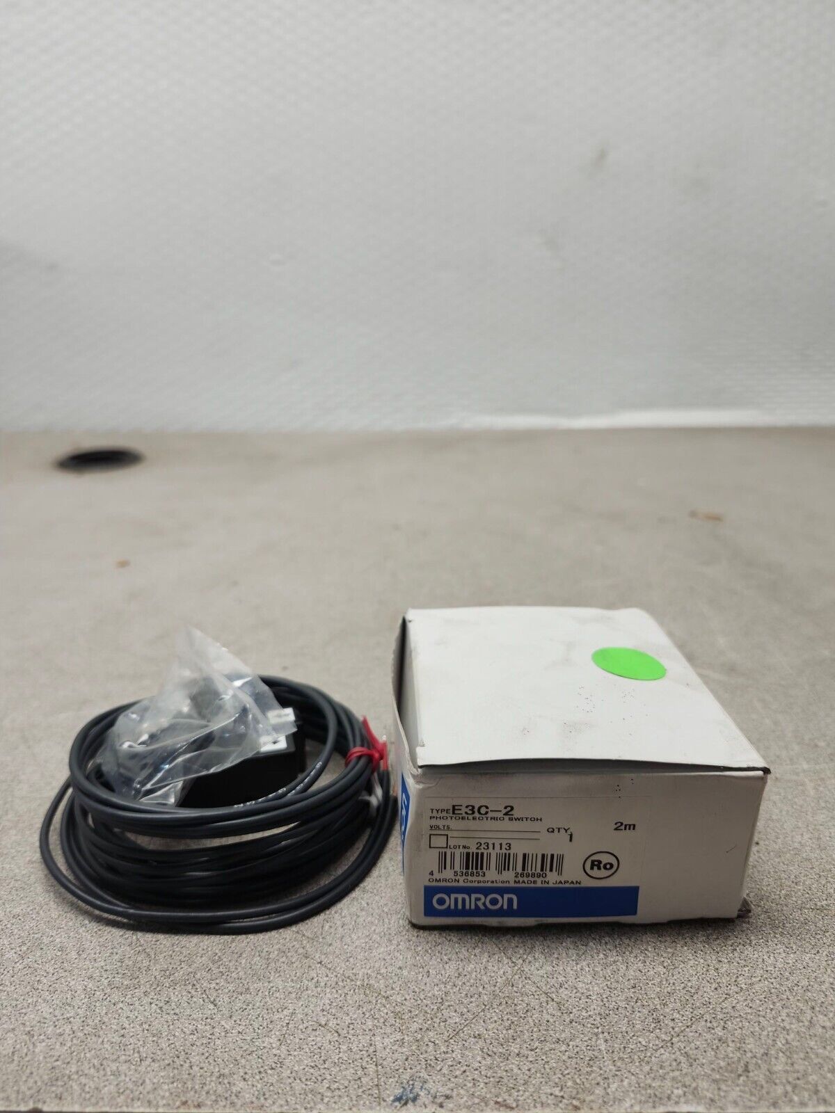 NEW IN BOX Omron 12-24VDC Through-Beam Photoelectric Switch E3C-2