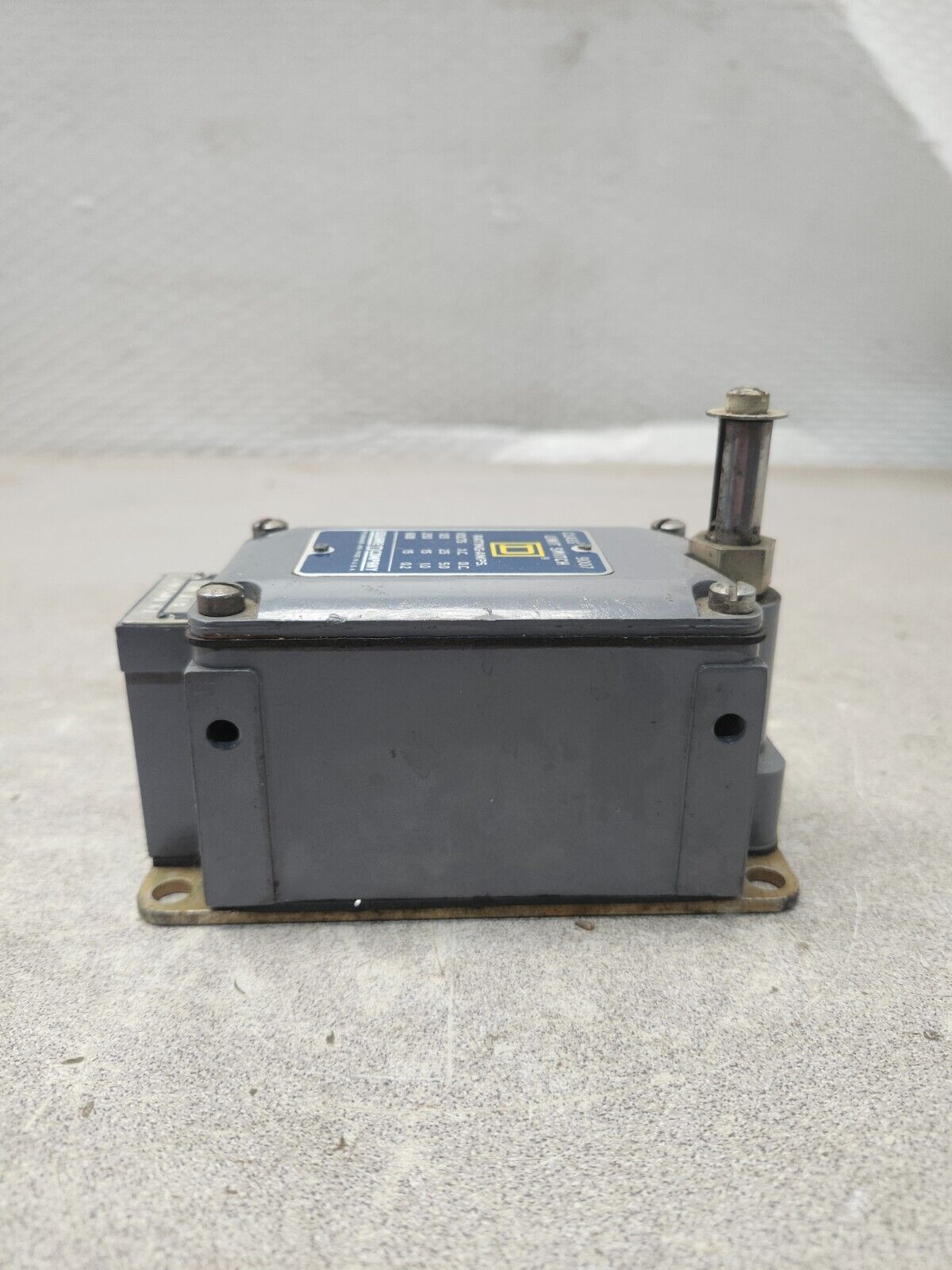 NEW IN BOX SQUARE D Heavy Duty Limit Switch CLASS 9007 M-11B