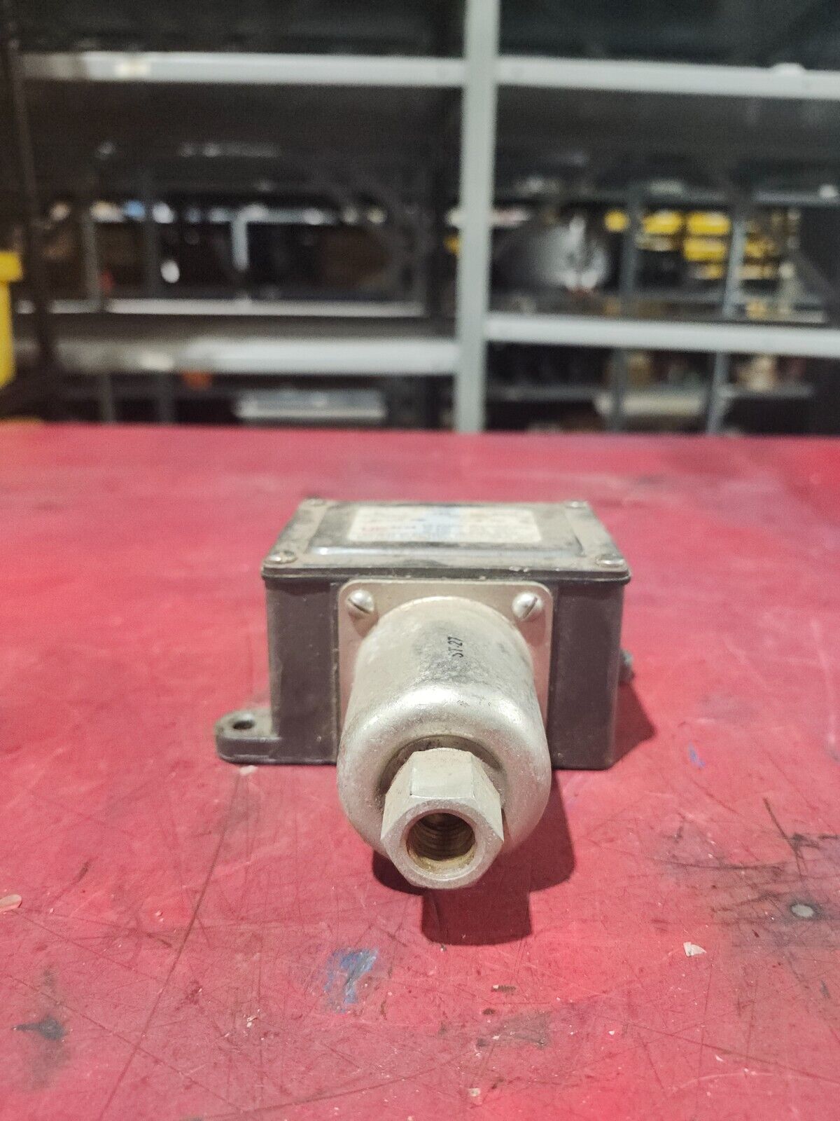 NEW NO BOX UNITED ELECTRIC PRESSURE SWITCH J6 156 9536 0-100 PSI