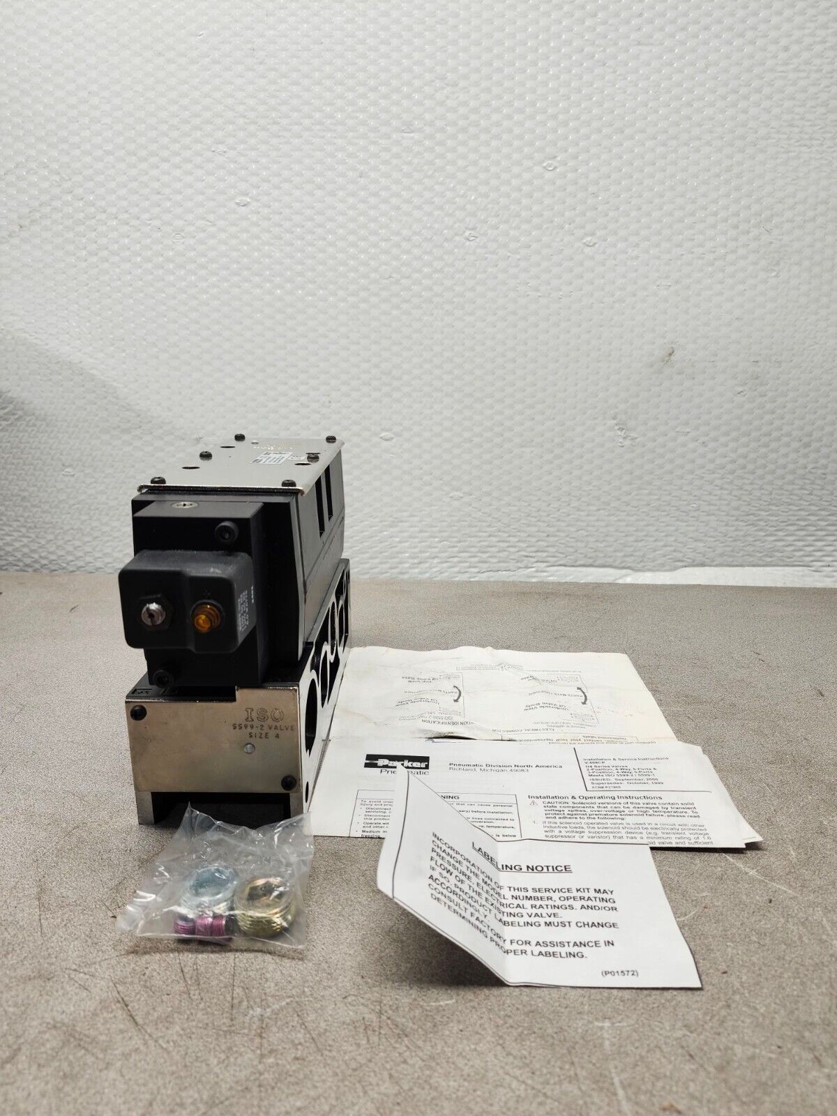 NEW NO BOX PARKER SOLENOID VALVE H4169BHA53A