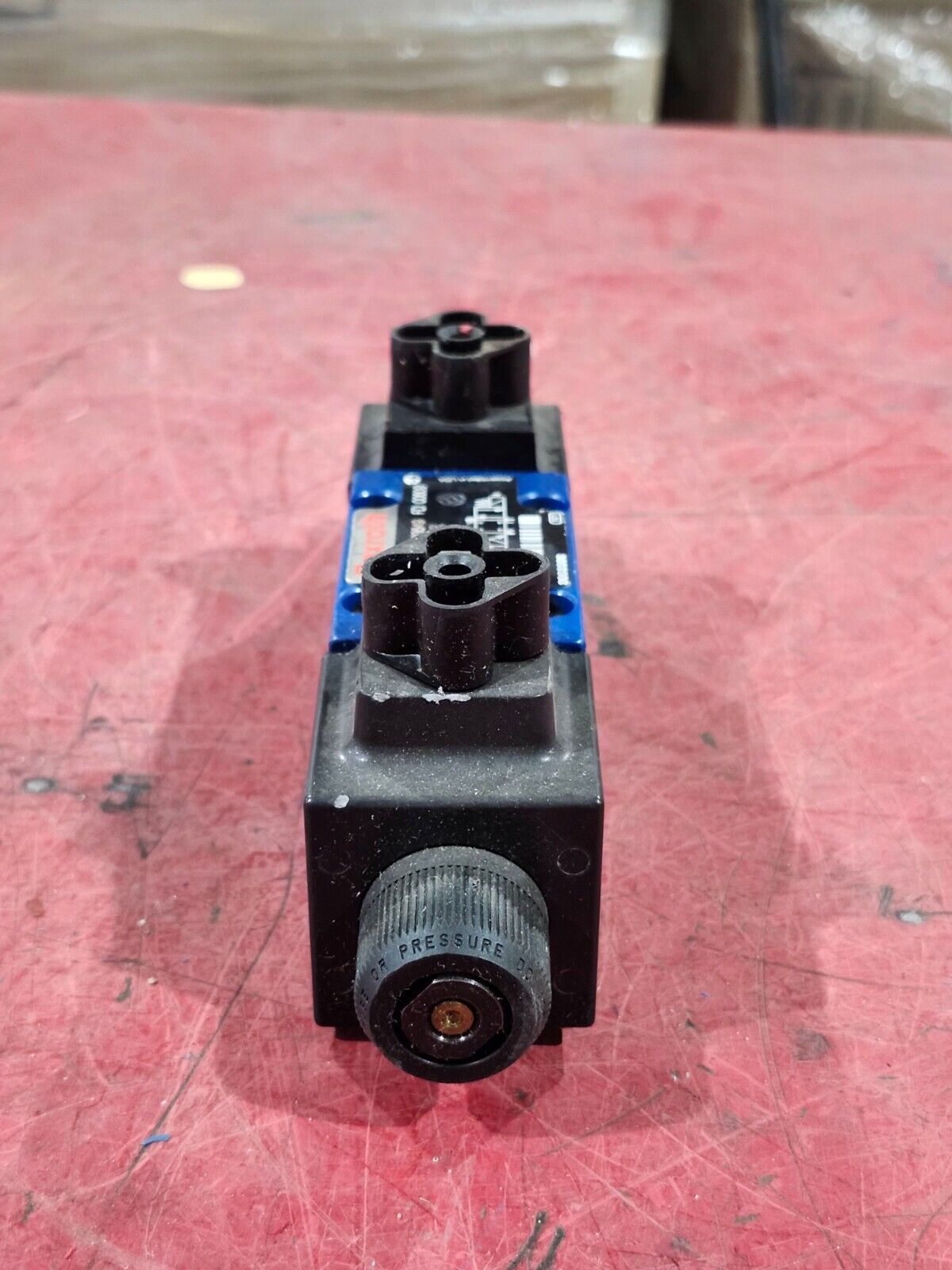 NEW NO BOX REXROTH DIRECTIONAL CONTROL VALVE R978017737