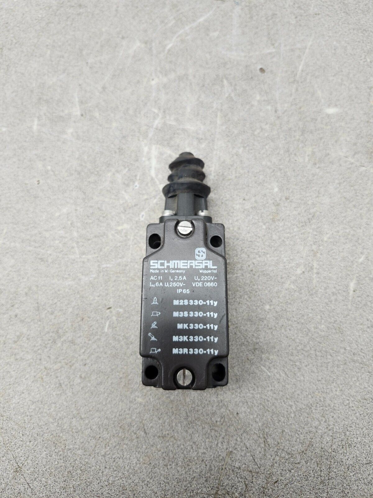 NEW NO BOX SCHMERSAL LIMIT SWITCH M2S330-11Y