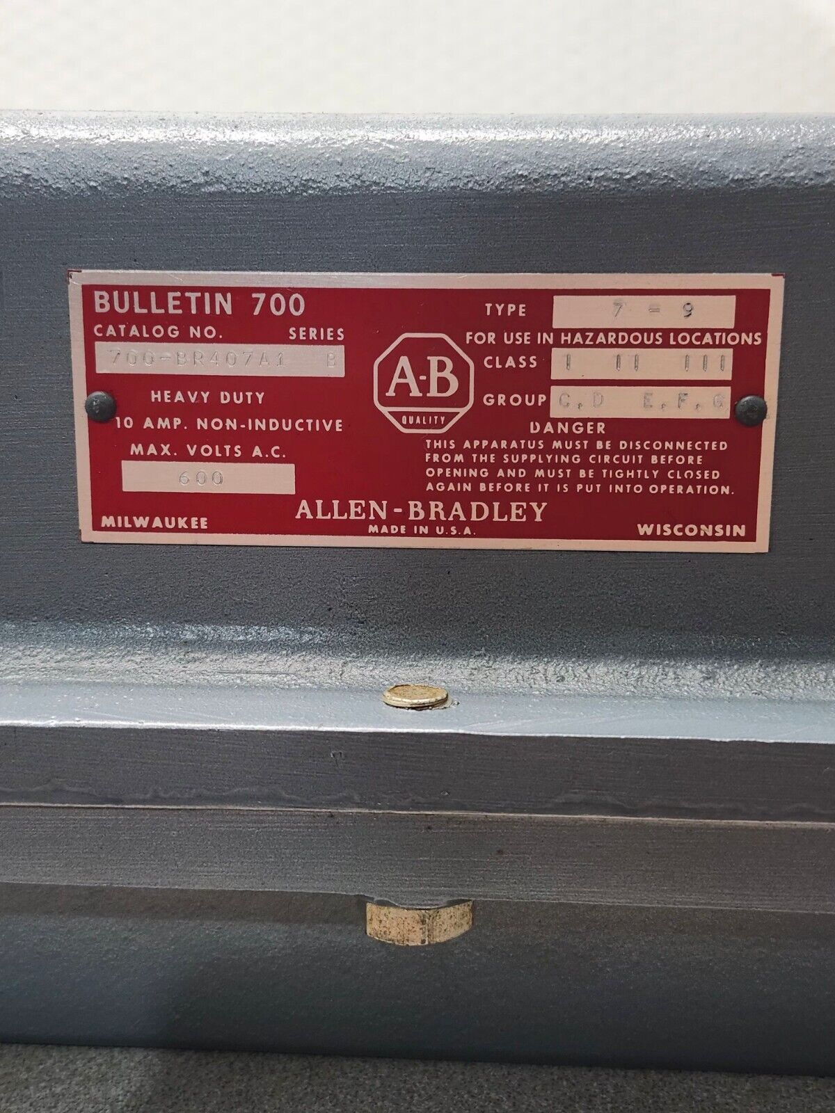 NEW ALLEN-BRADLEY CONTACT IN ENCLOSURE 700-BR407A1 SERIES B