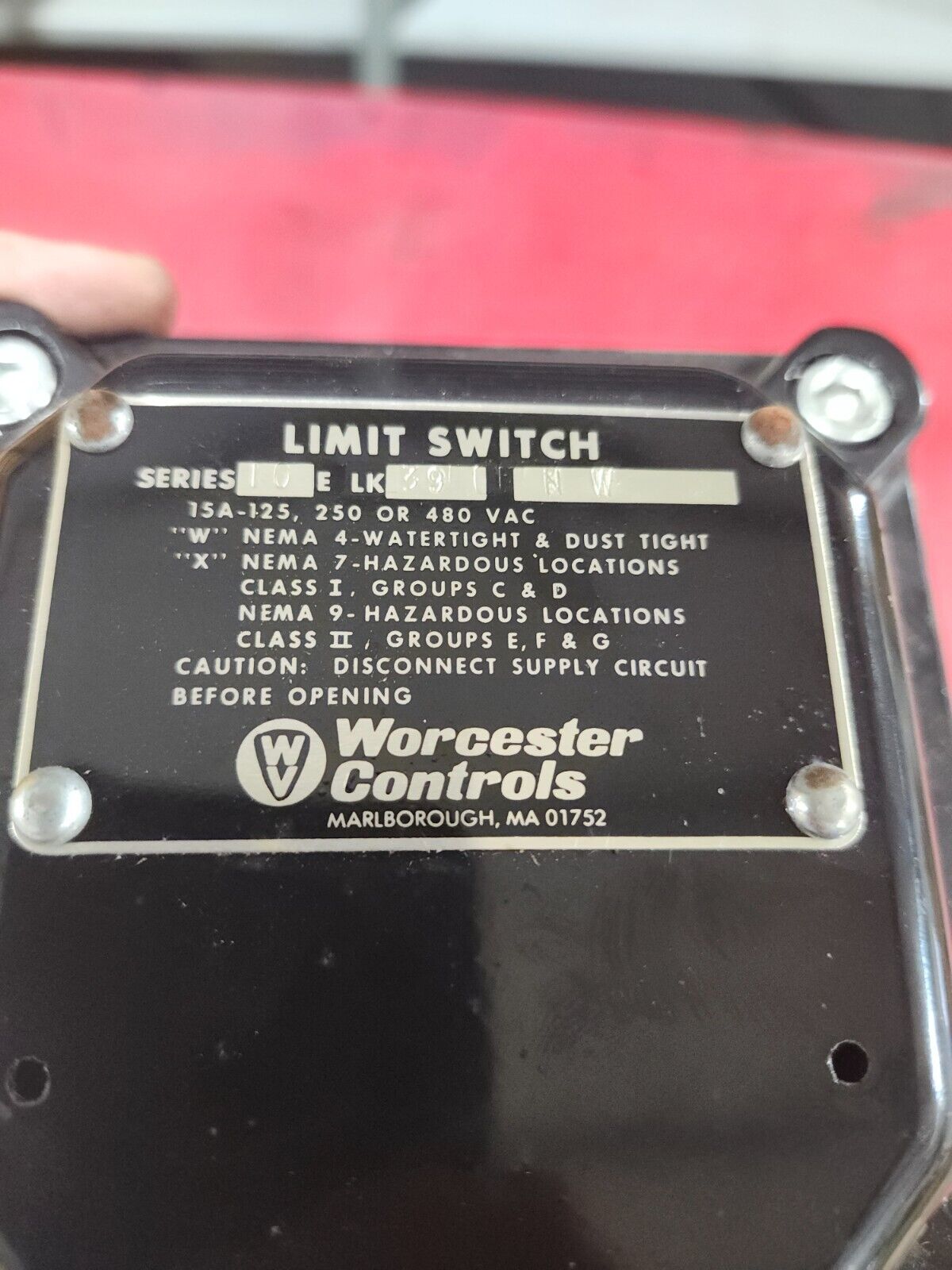 NEW IN BOX WORCESTER CONTROLS PNEUMATIC ACTUATOR SERIES39 W/LIMIT SWITCH 10E39NW