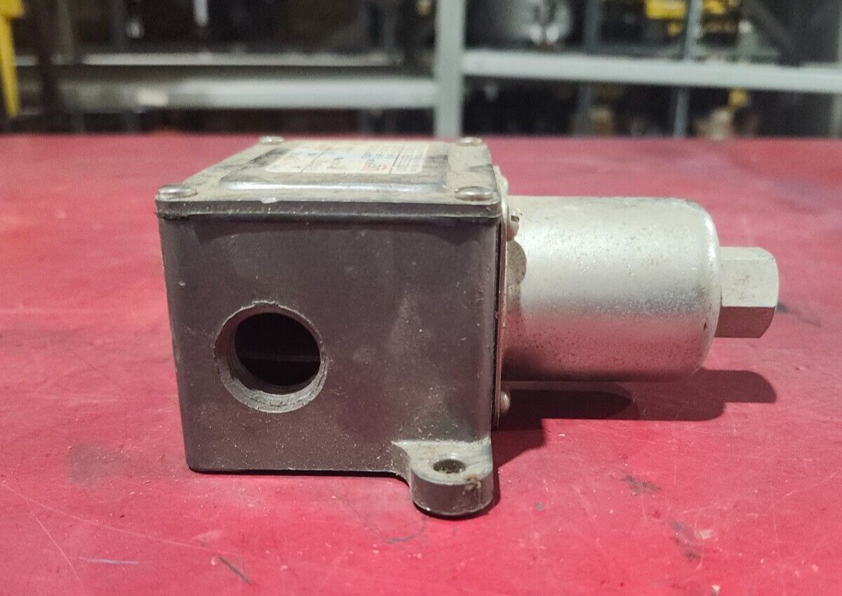 NEW NO BOX UNITED ELECTRIC PRESSURE SWITCH J6 156 9536 0-100 PSI