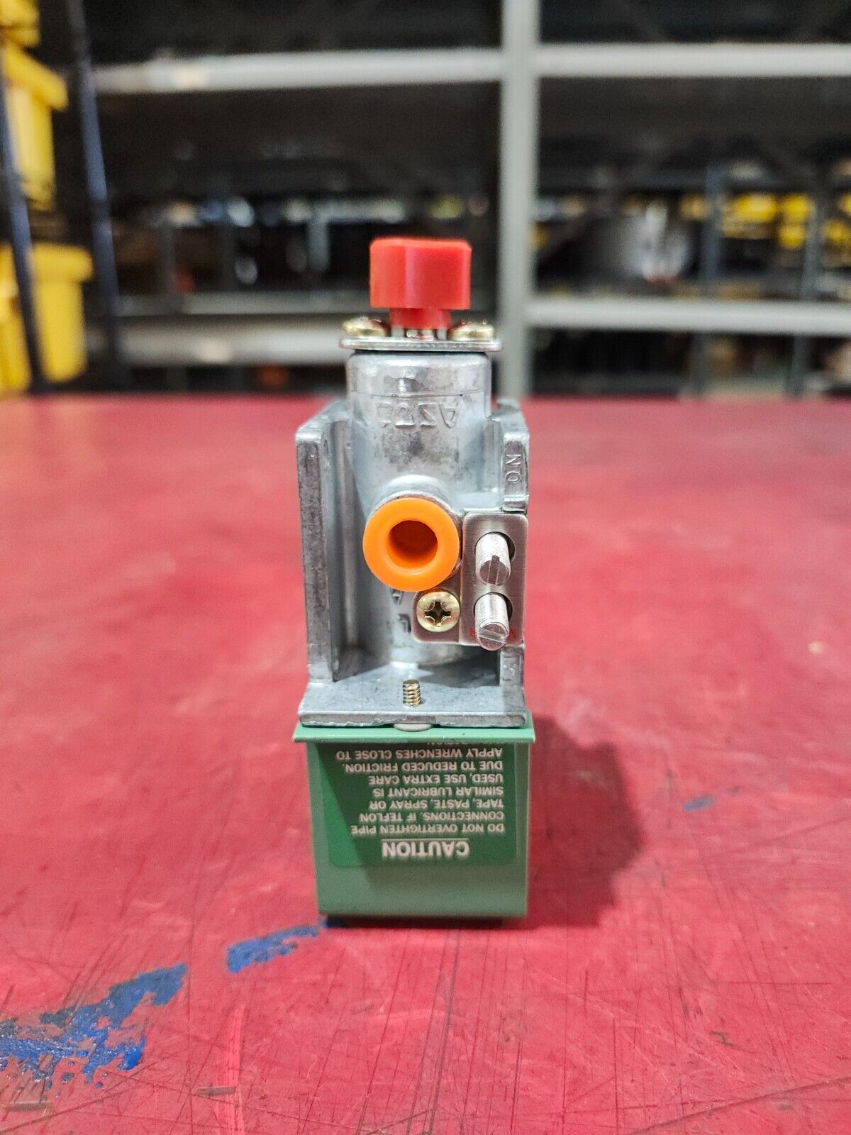 NEW IN BOX ASCO SOLENOID VALVE 1/4'' 120V 60HZ 8318D1MS