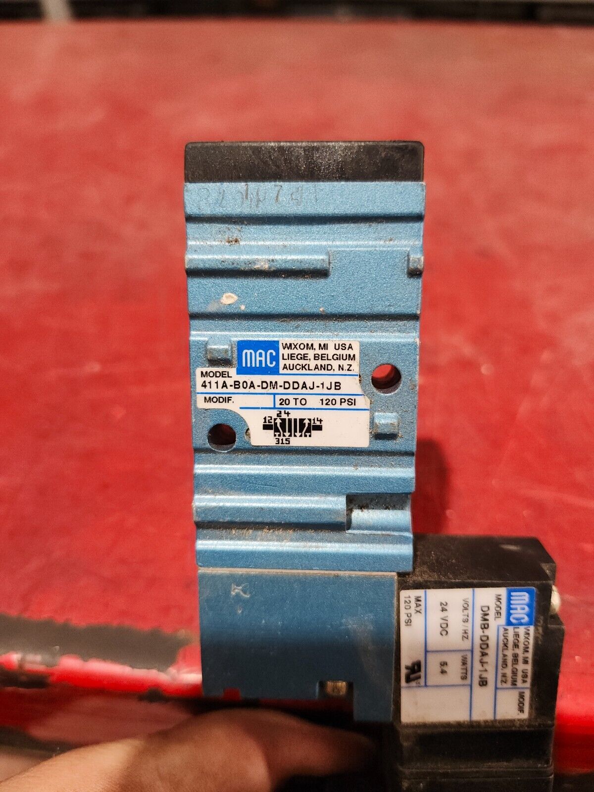 USED MAC Solenoid Valve 411A-B0A-DM-DDAJ-1JB W/ 24VDC Coil DMB-DDAJ-1JB