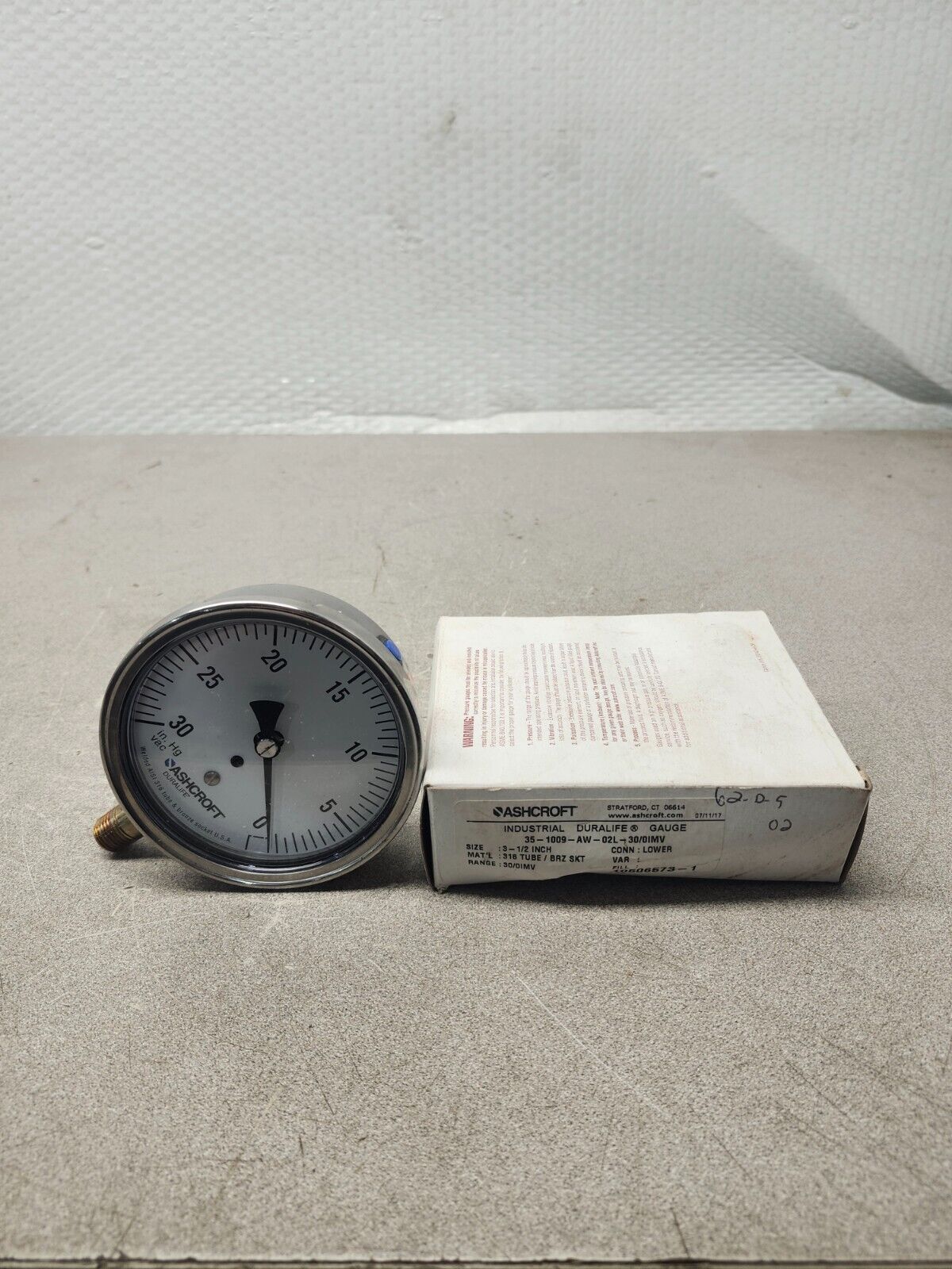 NEW IN BOX ASHCROFT 0-30 DURALIFE GAUGE 35-1009-AW-02L-30/0IMV