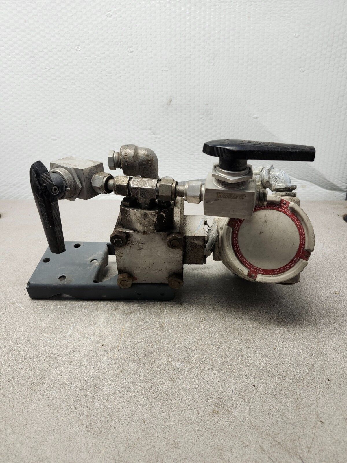 USED VALIDYNE PRESSURE TRANSMITTER DR800D-P50-N1A4B W/ 2 Whitey SS-45S8