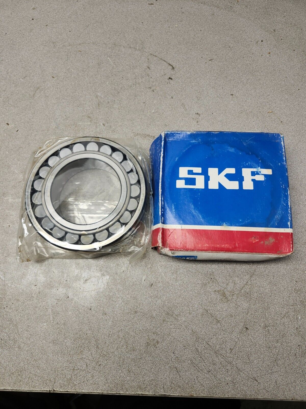 NEW IN BOX SKF ROLLER BEARING 22217EK/C3