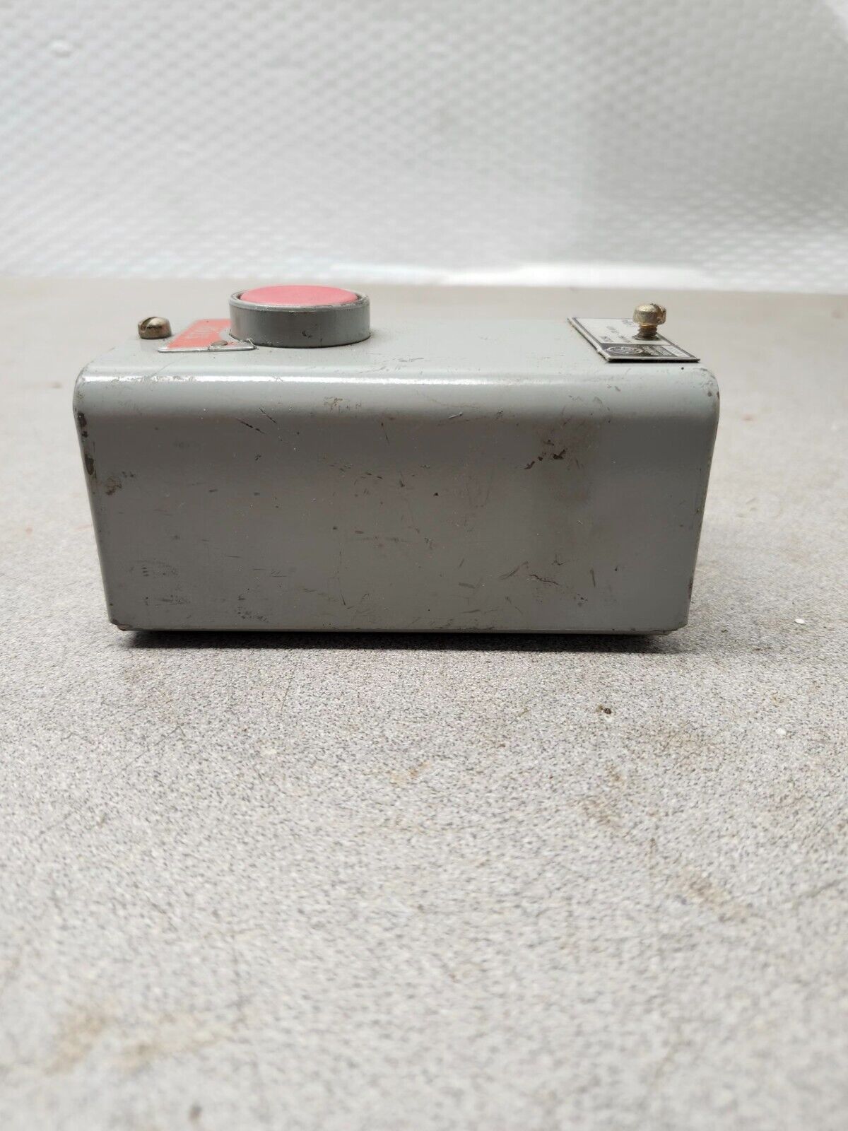 NEW NO BOX GENERAL ELECTRIC PUSHBUTTON STOP STATION CR2943NA101F